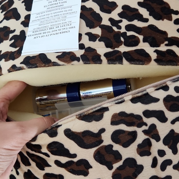 NWOT Pressure Activated Massage Pillow Big Leopard pattern - Picture 3 of 4